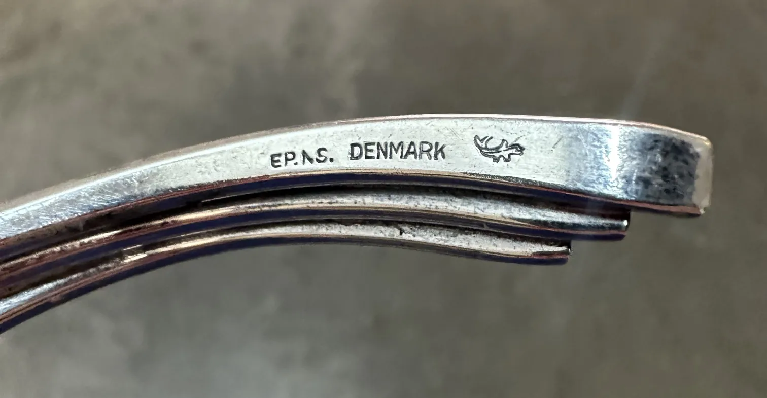 zwei antike kerzenhalter mit einzigartigem design