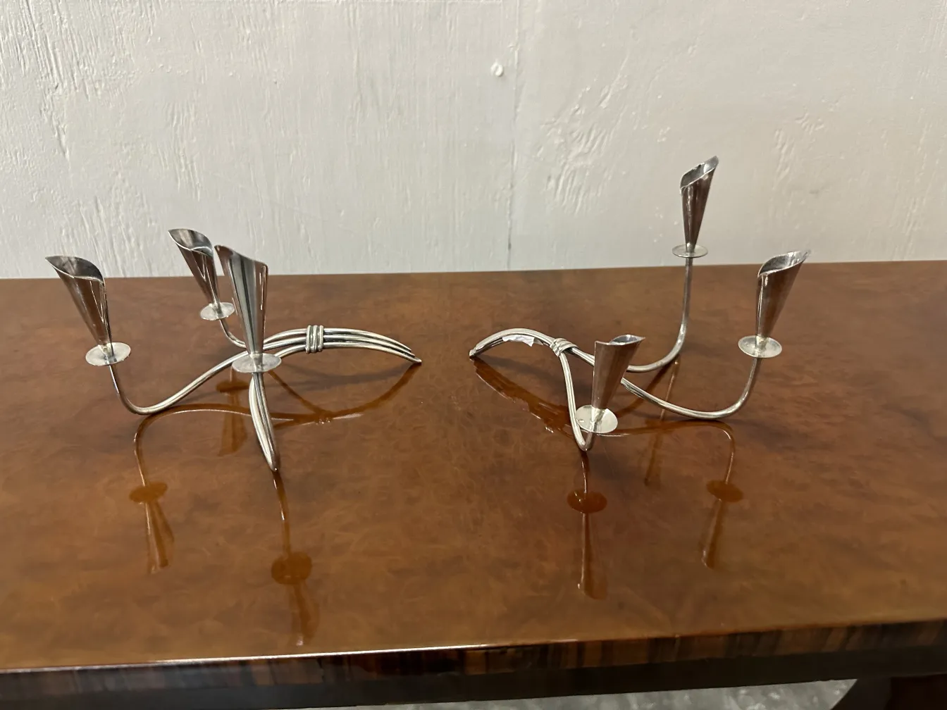 due candelabri antichi eleganti su un tavolo