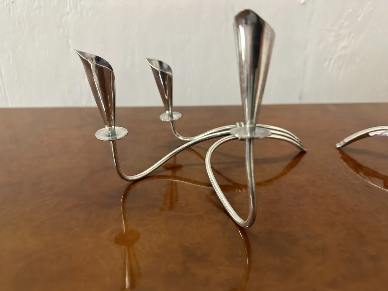 Candelabros antiguos con diseño elegante en la mesa