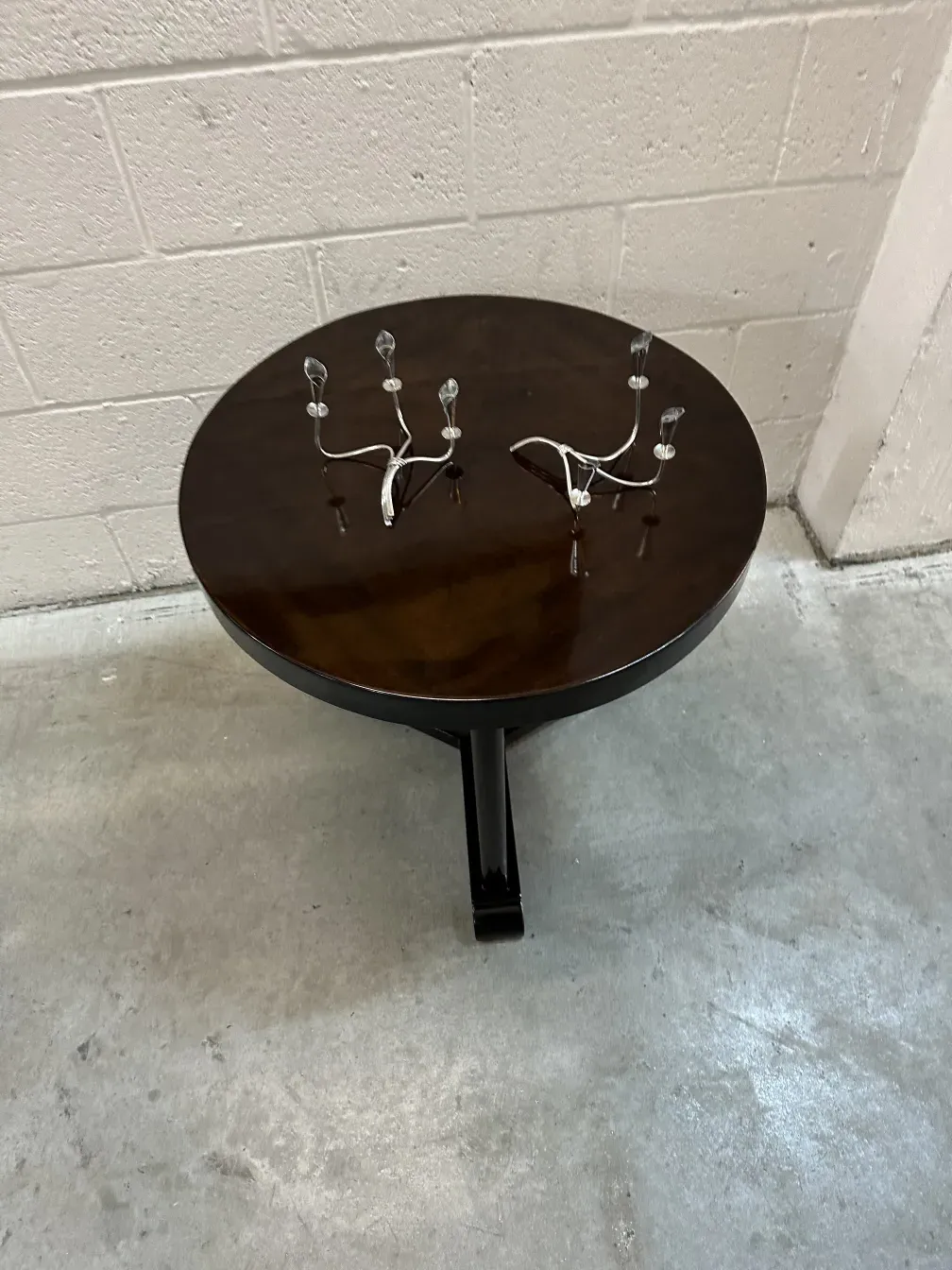 Elegante antike Kerzenhalter in neutraler Umgebung