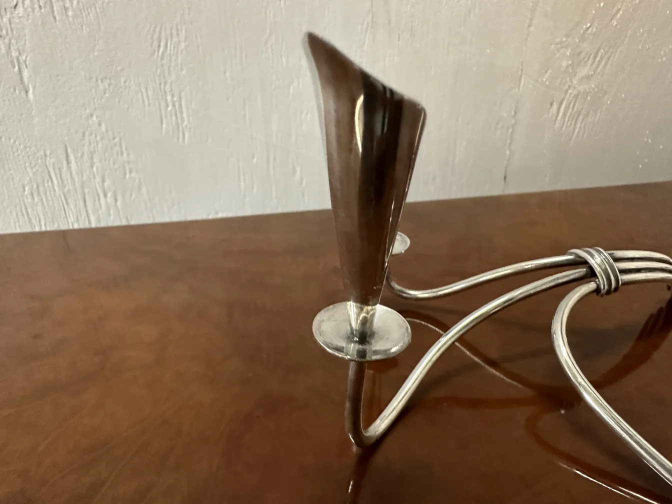 dois castiçais antigos com design elegante sobre mesa