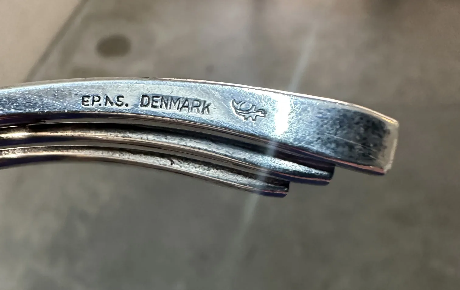 image de deux candélabres anciens sur fond neutre