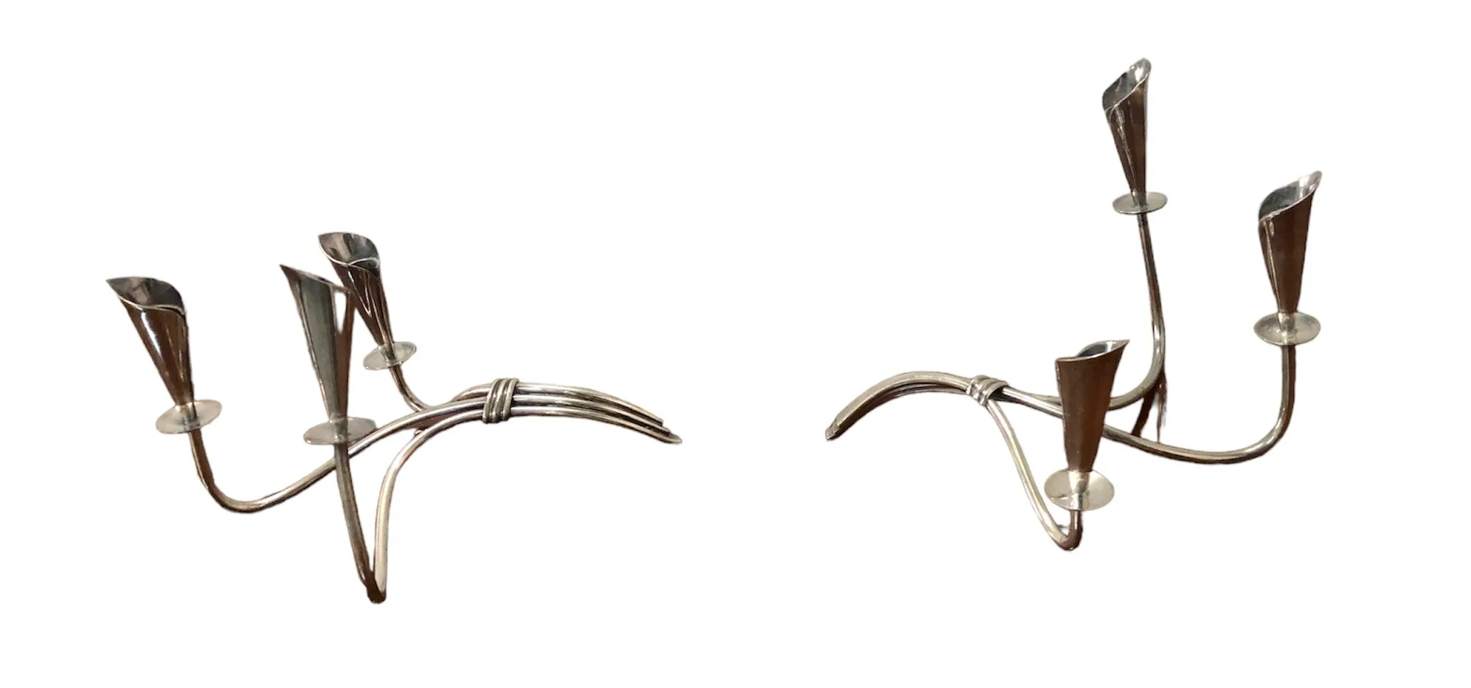 Dos candelabros antiguos de elegante diseño, en un ambiente sofisticado.