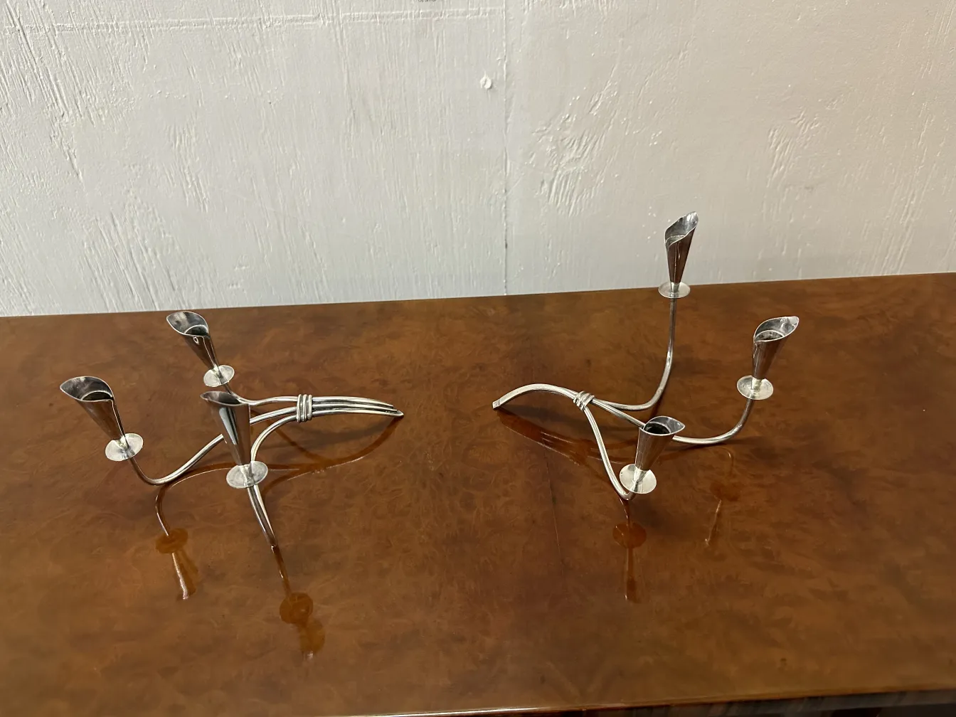 due candelabri antichi eleganti su un tavolo