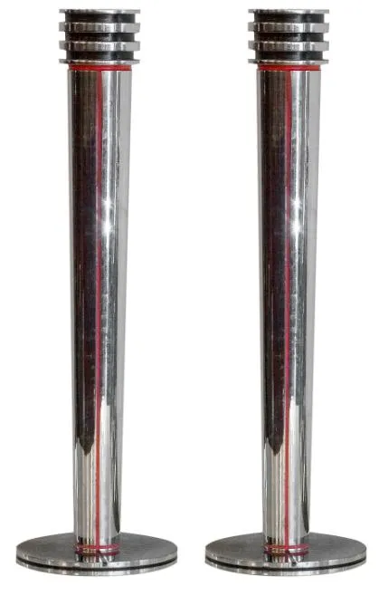 dos candelabros antiguos con detalles en la base