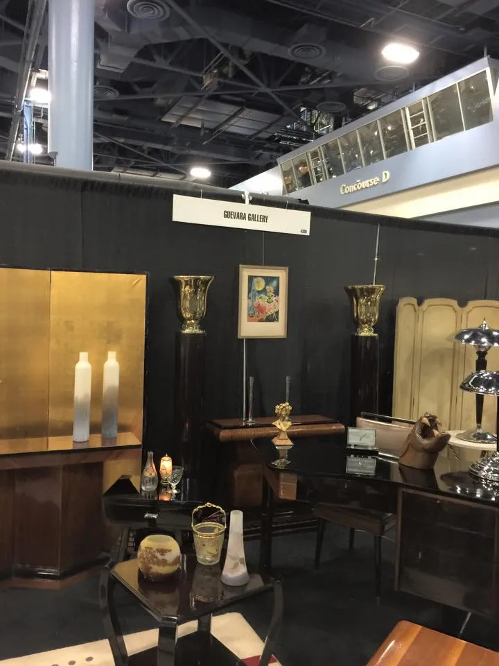 deux candélabres anciens exposés dans un cadre décoratif