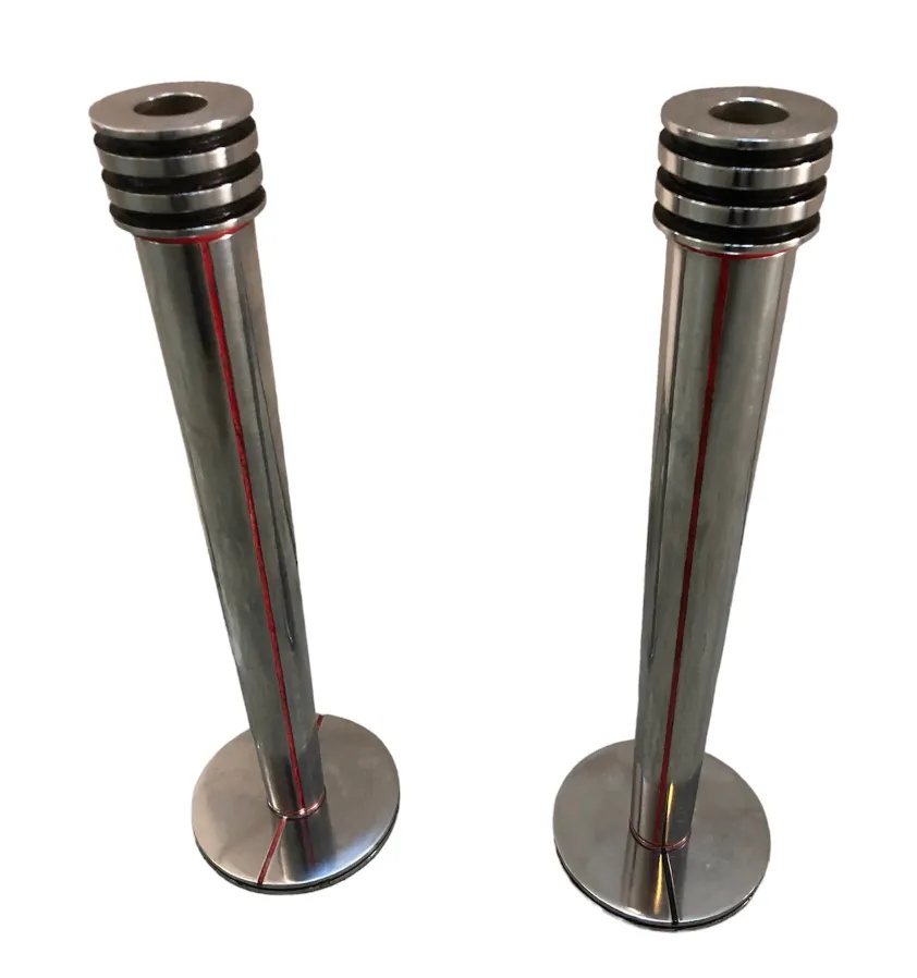 Dois castiçais antigos com design elegante, perfeitos para decoração.