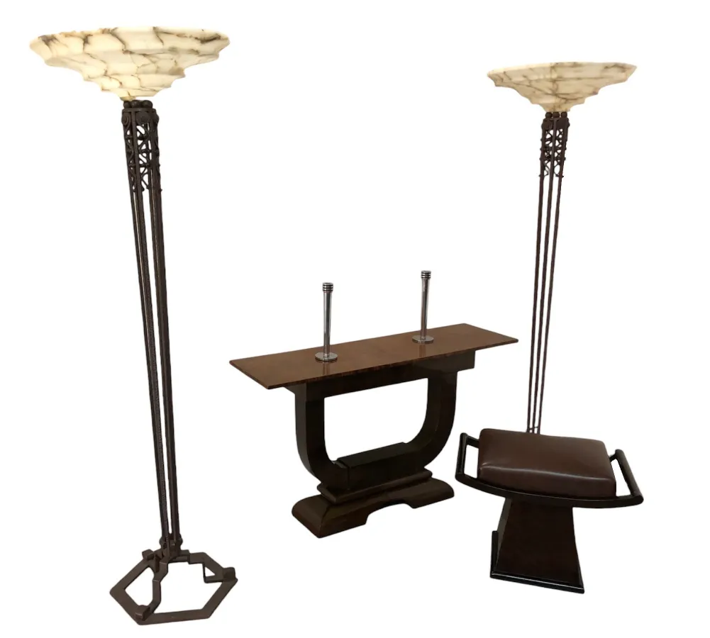 Paire de candélabres anciens avec des détails décoratifs dans un cadre élégant.