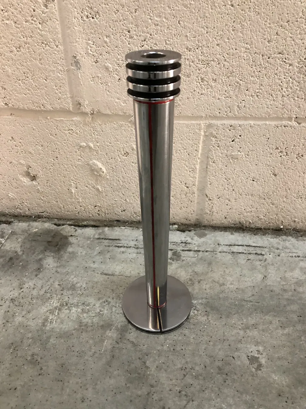 Candelabros antiguos, diseño elegante y simple, ambiente cálido.