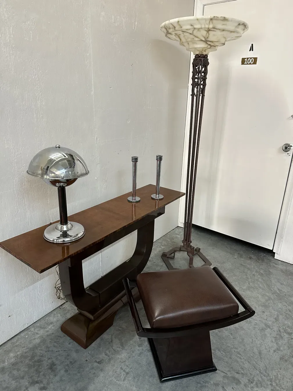 고대 촛대 2개, 고전 디자인, 장식적, 테이블 위에.