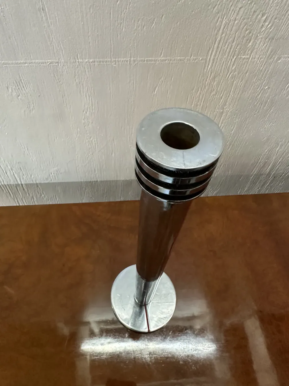 两个古老的烛台，带有装饰性管状形状