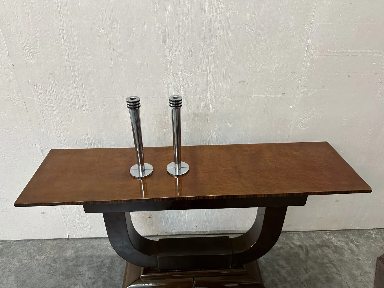 due candelabri antichi su un tavolo in legno