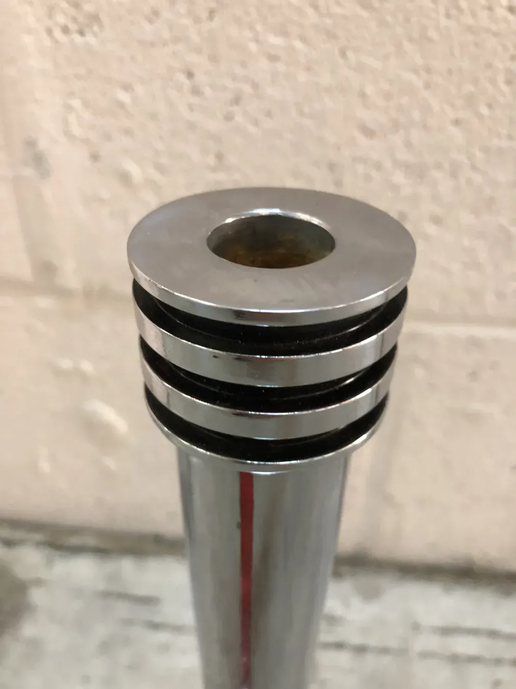 从上方看2个古董蜡烛台 maison desny