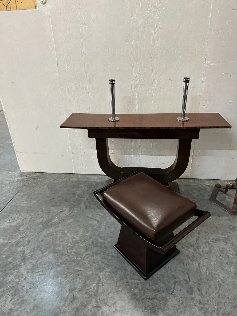 우아한 환경에 적합한 고전 디자인의 2개 고전 촛대.