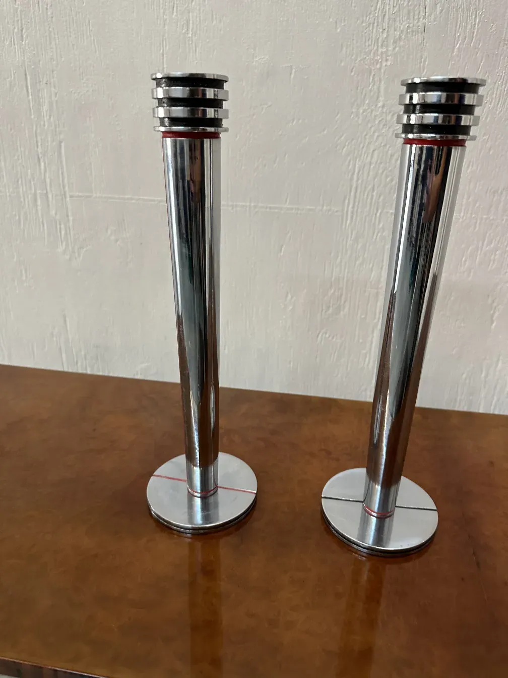 2个古老的烛台，有优雅的设计和坚固的底座，背景明亮