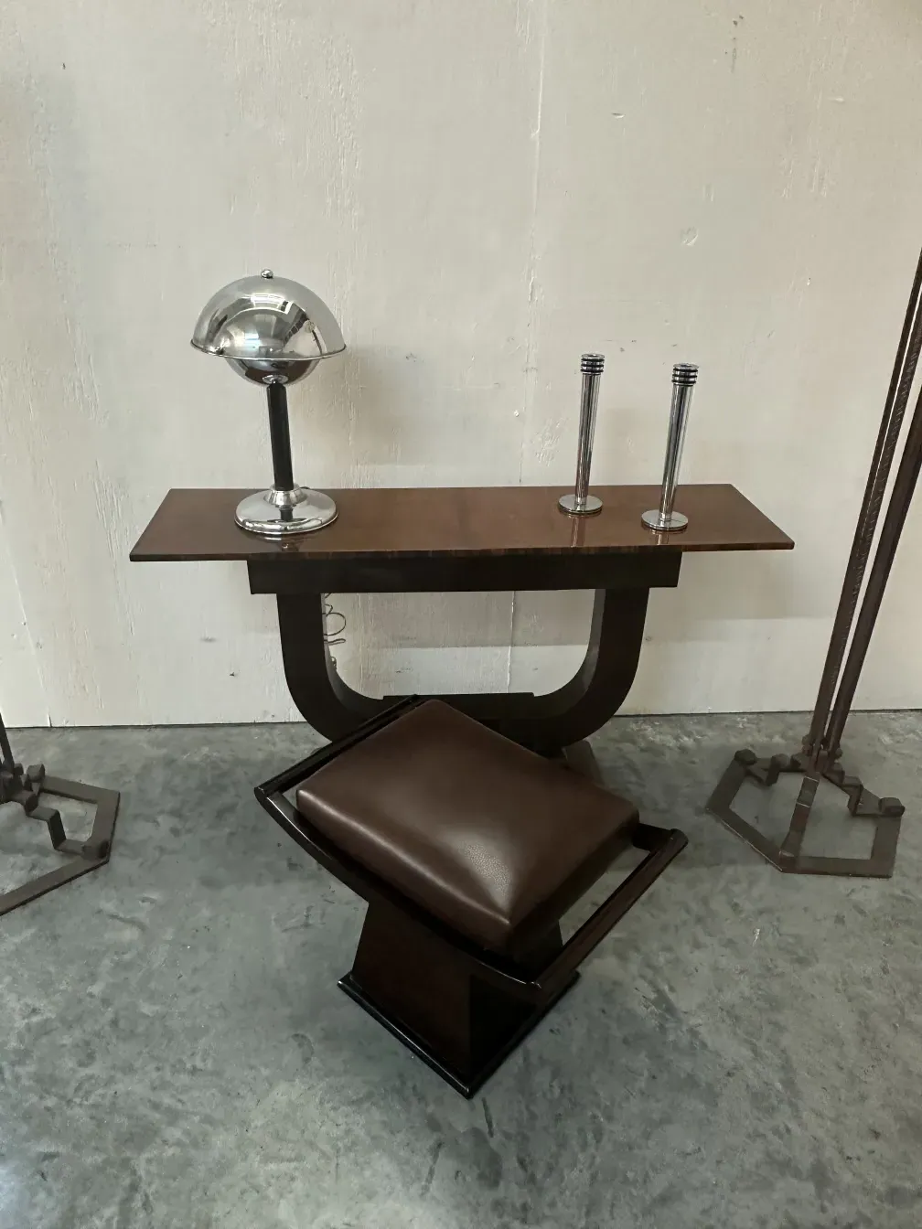 deux candélabres antiques sur une table moderne, éclairage élégant.