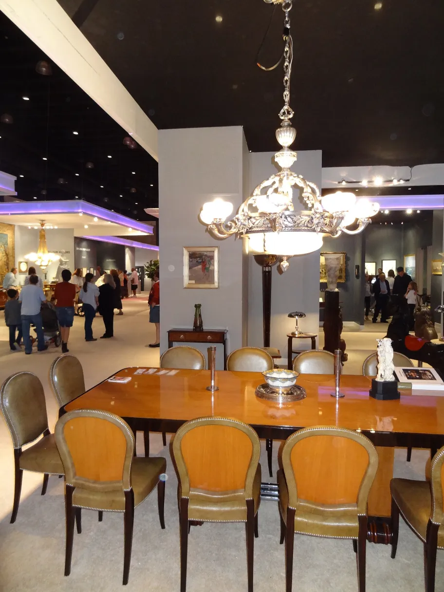 due candelabri antichi su un tavolo elegante, decorazioni