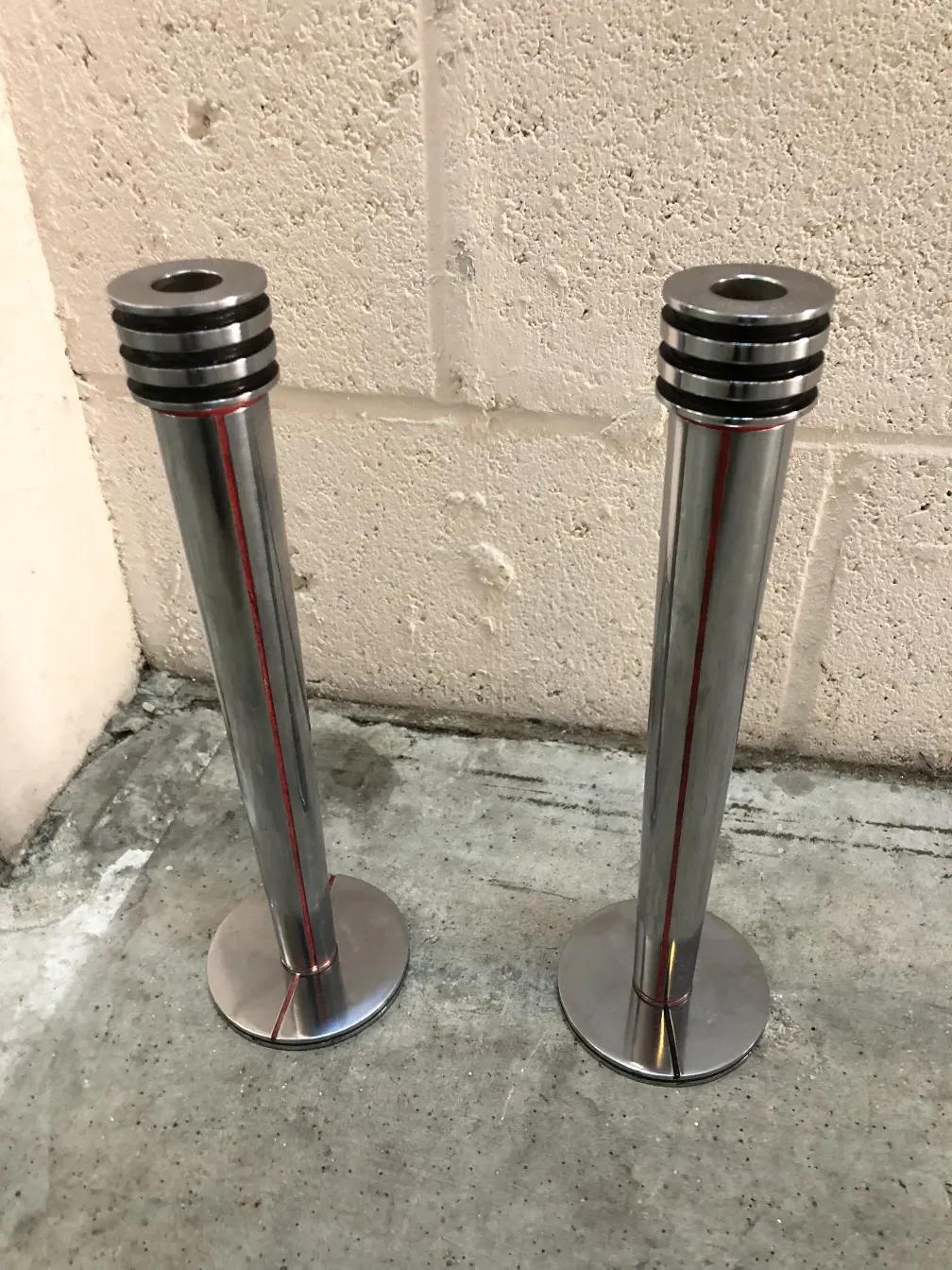 2 dekorative antike kerzenhalter mit Details oben, subtile Atmosphäre