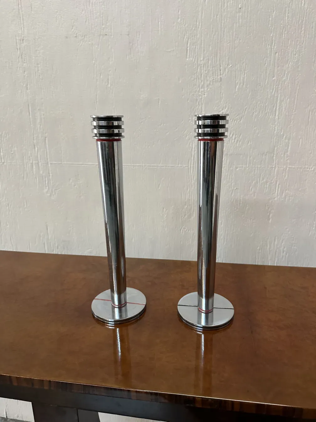 2 古董蜡台，圆底和红色细节