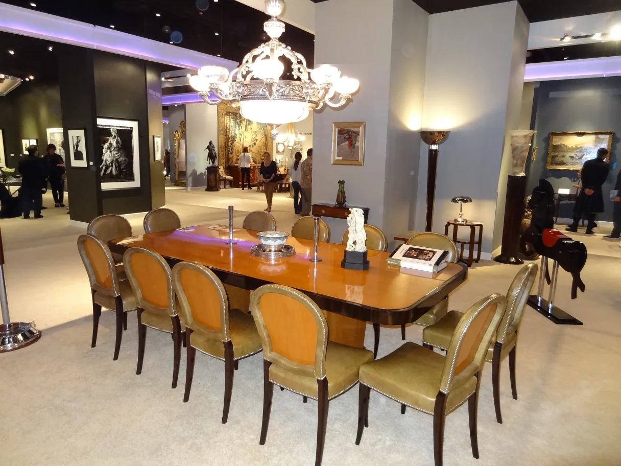 Dois castiçais antigos com detalhes refinados em um ambiente elegante