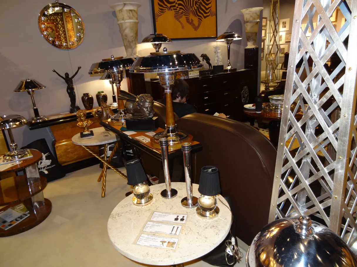 Due portacandeli antichi della maison desny in un ambiente elegante con varie decorazioni.