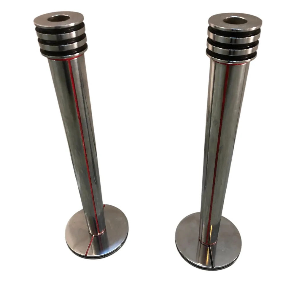 dos candelabros antiguos con bases circulares