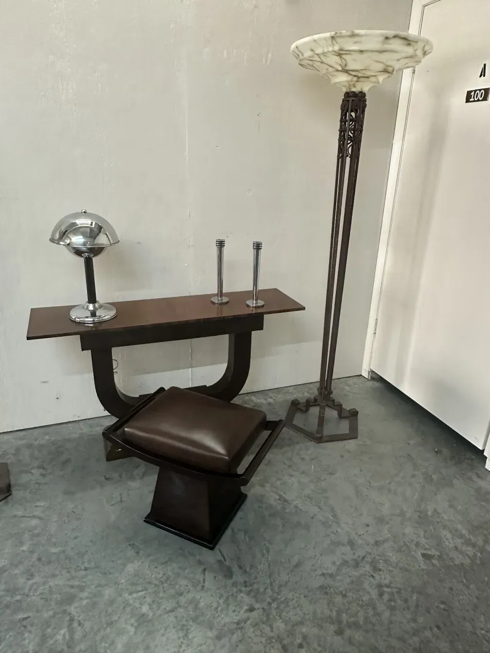 deux candelabres anciens au design élégant