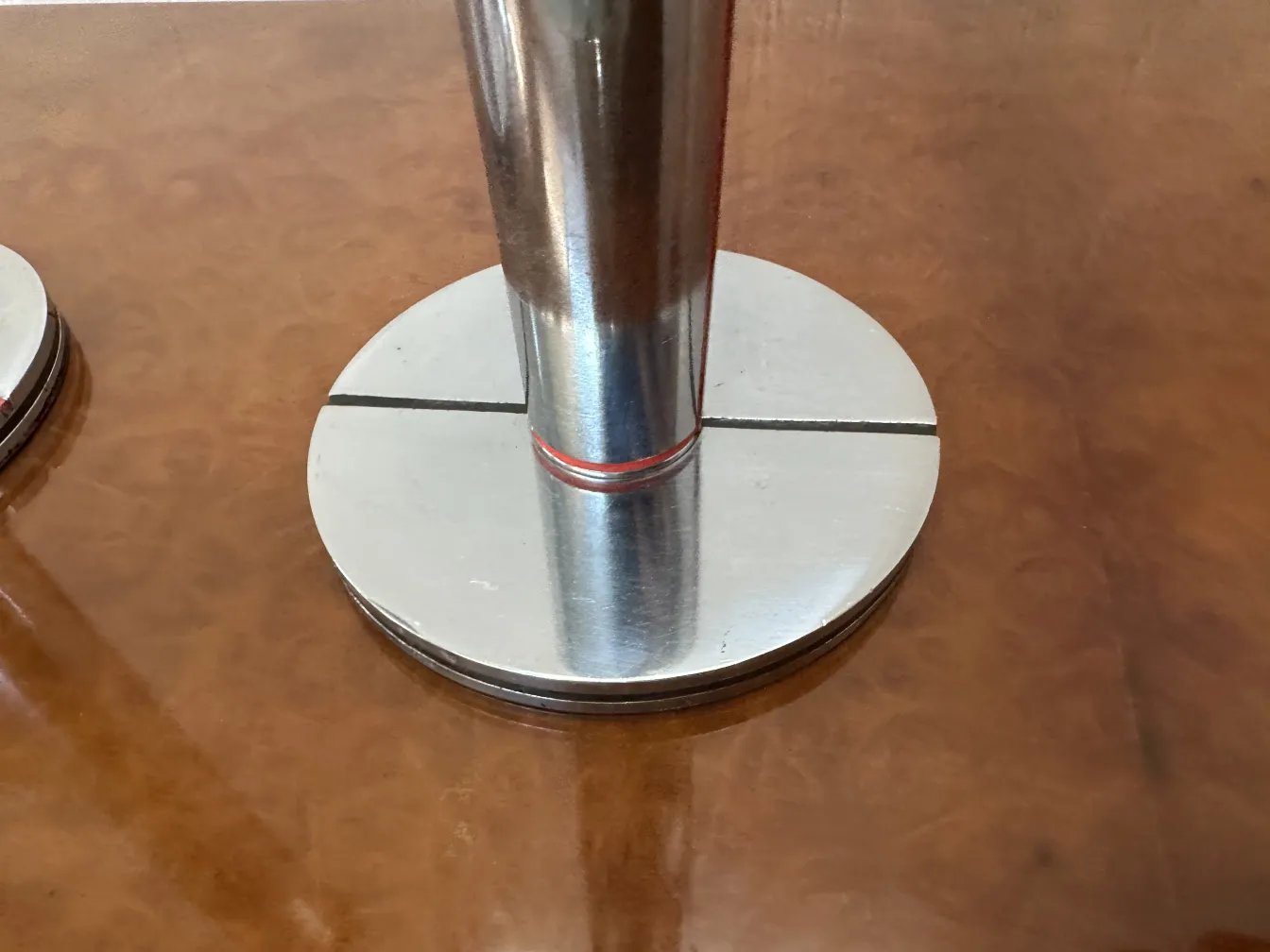 Base de candélabres anciens avec un design élégant et des détails fins dans une ambiance chaleureuse.