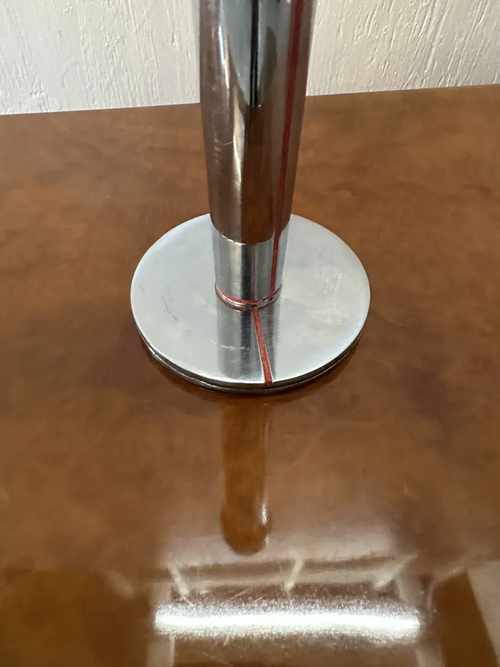 zwei antike kerzenhalter mit eleganter metallebasis