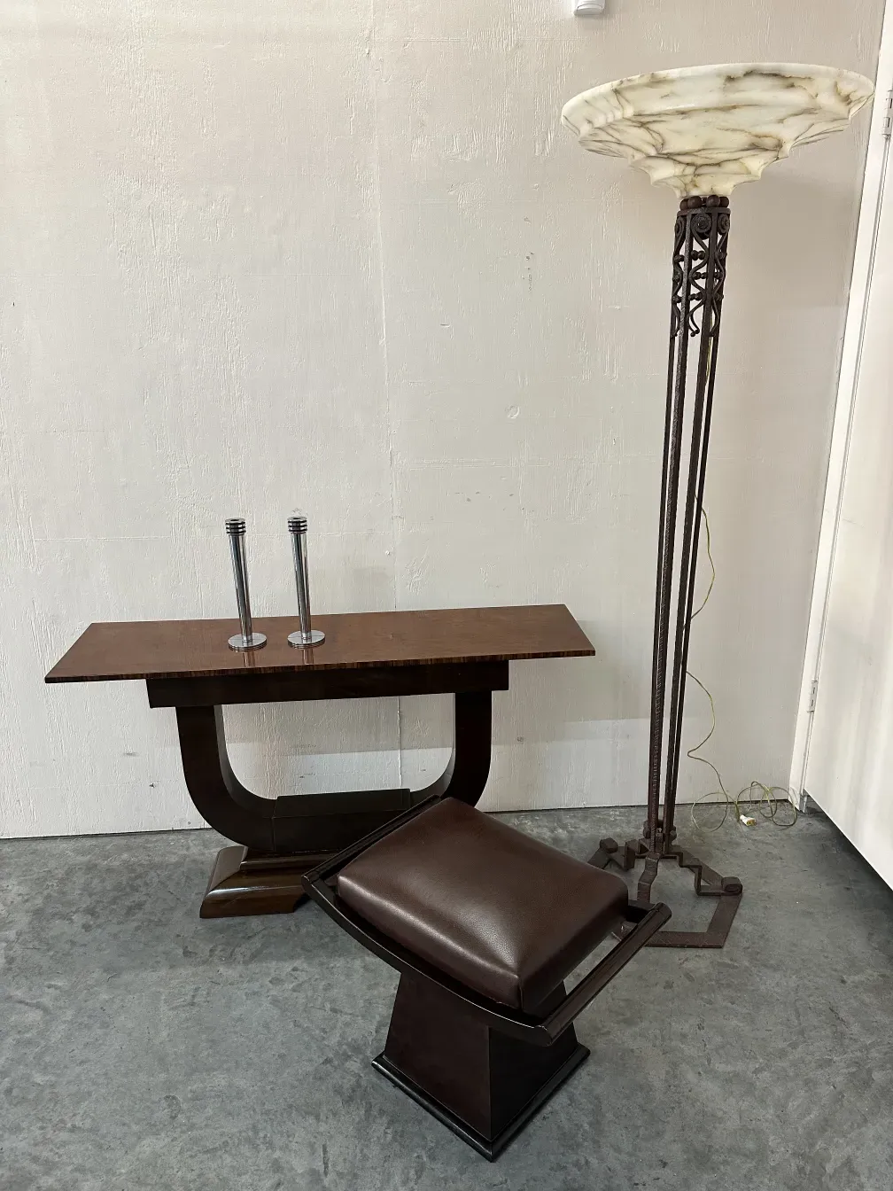 Due portacandeli antichi con design decorativo, ambiente elegante.