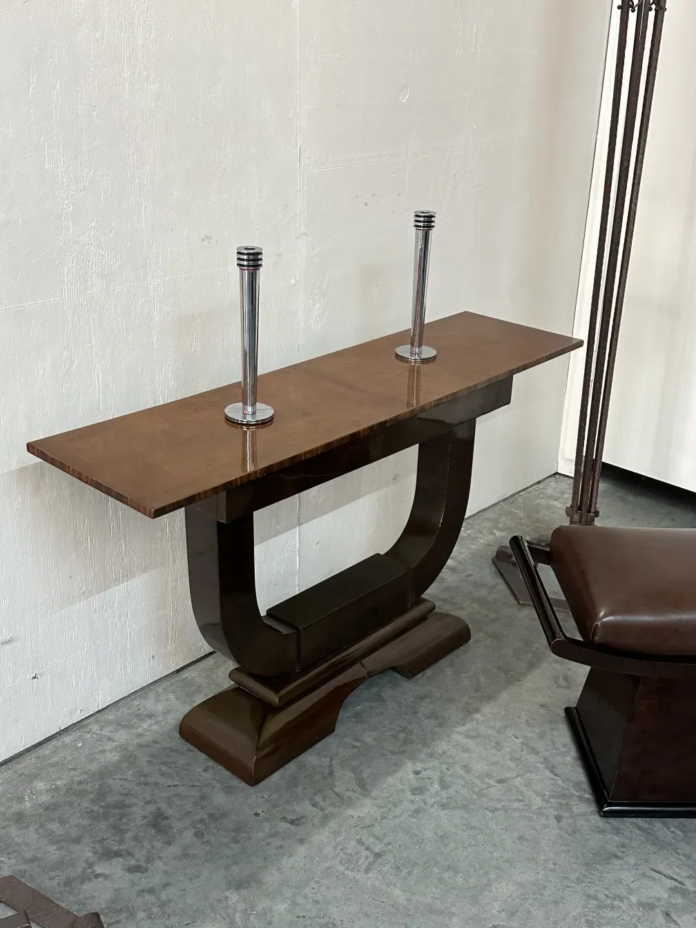 dos candelabros antiguos, decorados con elementos elegantes en un ambiente cálido.