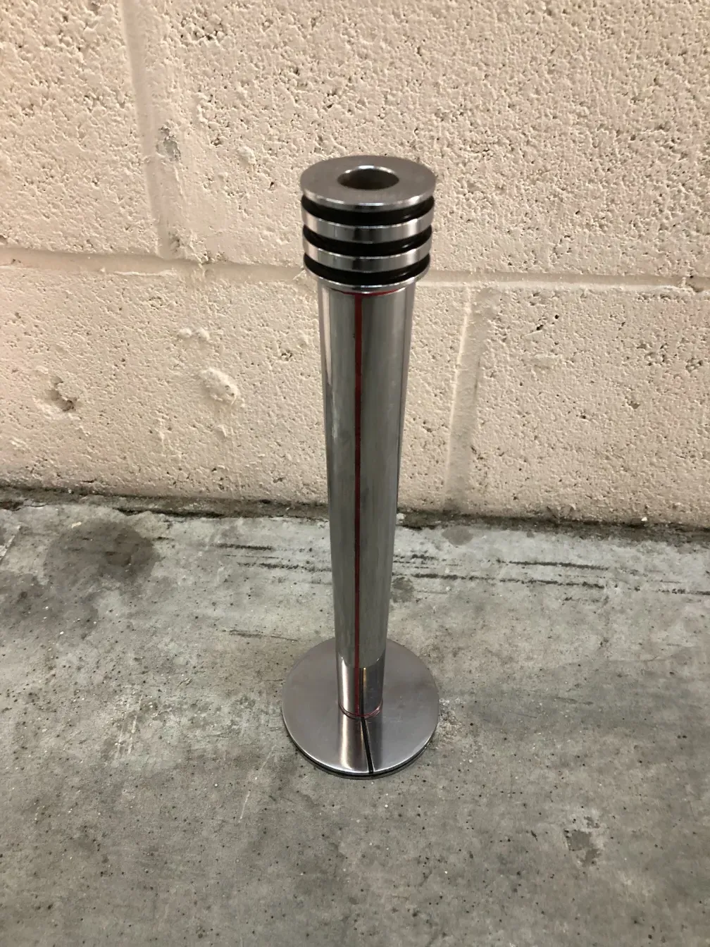 Dos candelabros antiguos con diseño elegante en ambiente neutro.