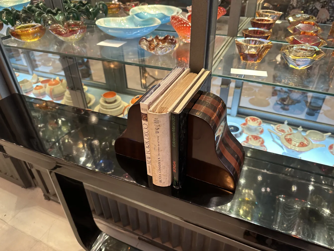 Suportes para livros antigos decorativos com livros ao lado.