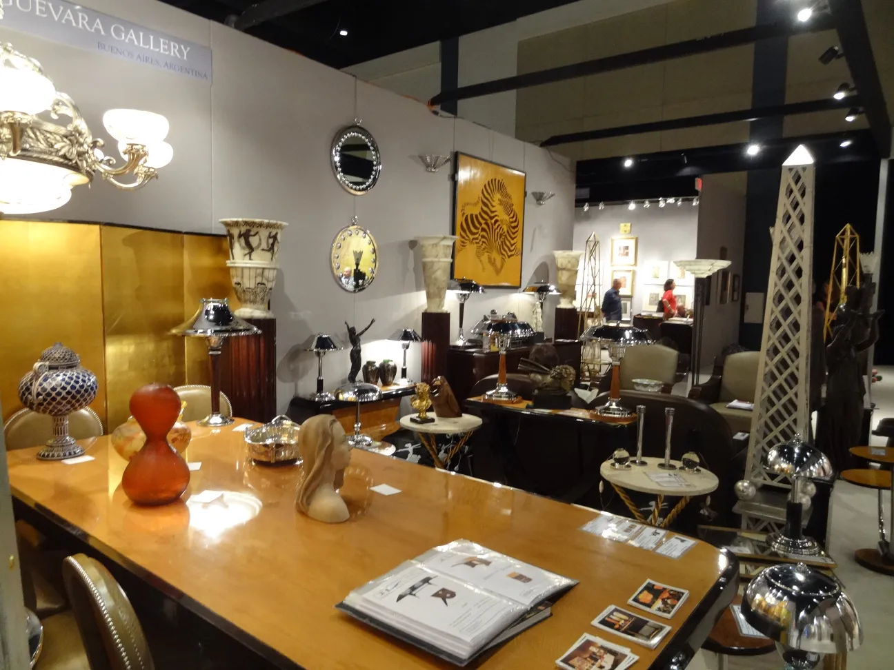 Deux candélabres antiques décoratifs dans un cadre élégant