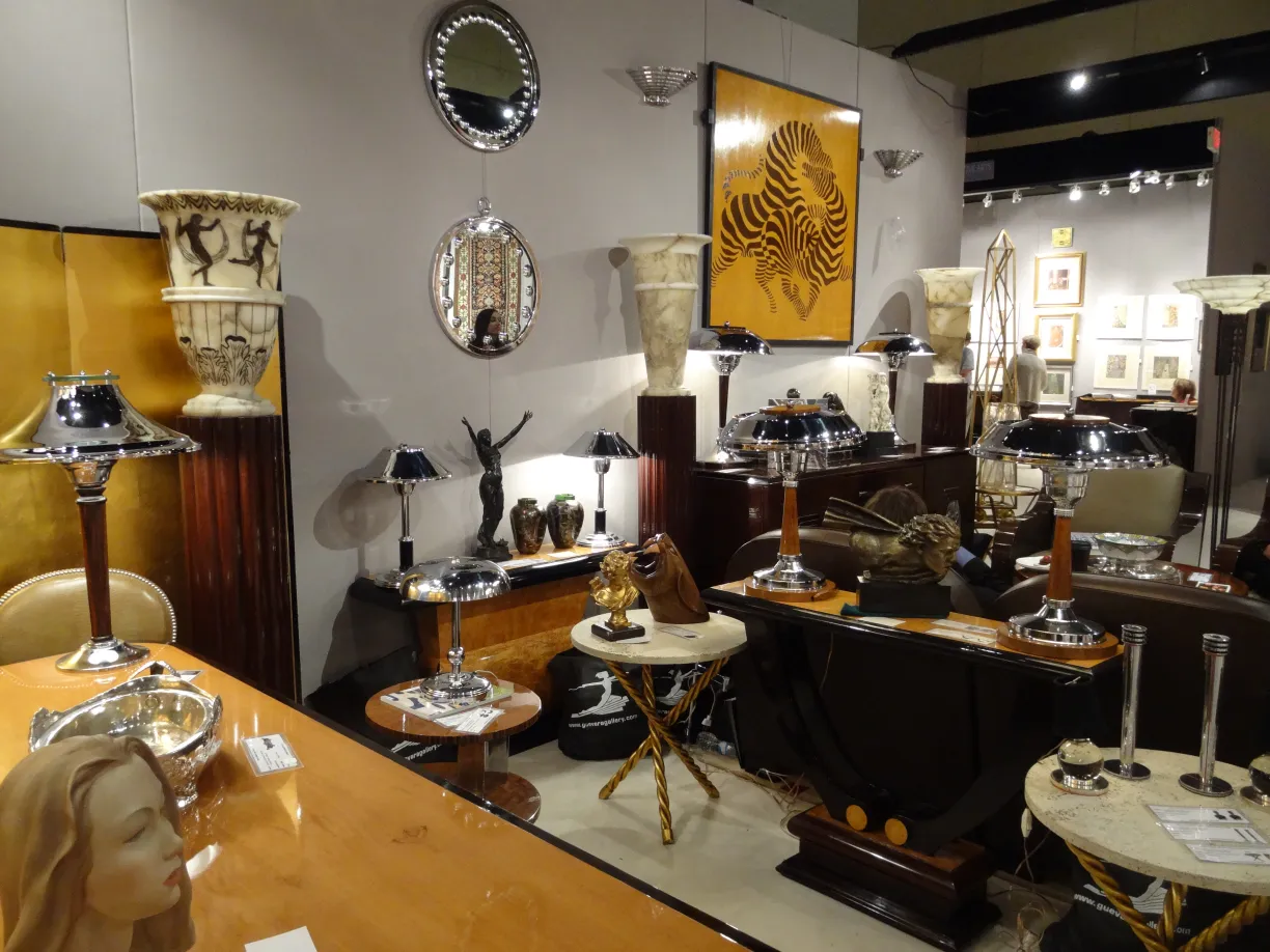 2 antike kerzenhalter mit dekorativem design in elegantem ambiente