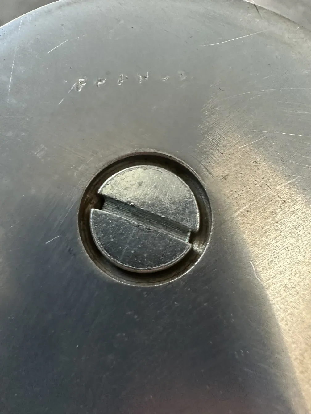 Portacandeli antichi maison desny con dettagli ornamentali in un ambiente elegante.