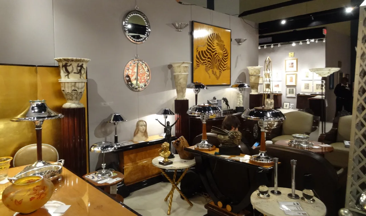 2 castiçais antigos com detalhes decorativos em um ambiente de antiguidades