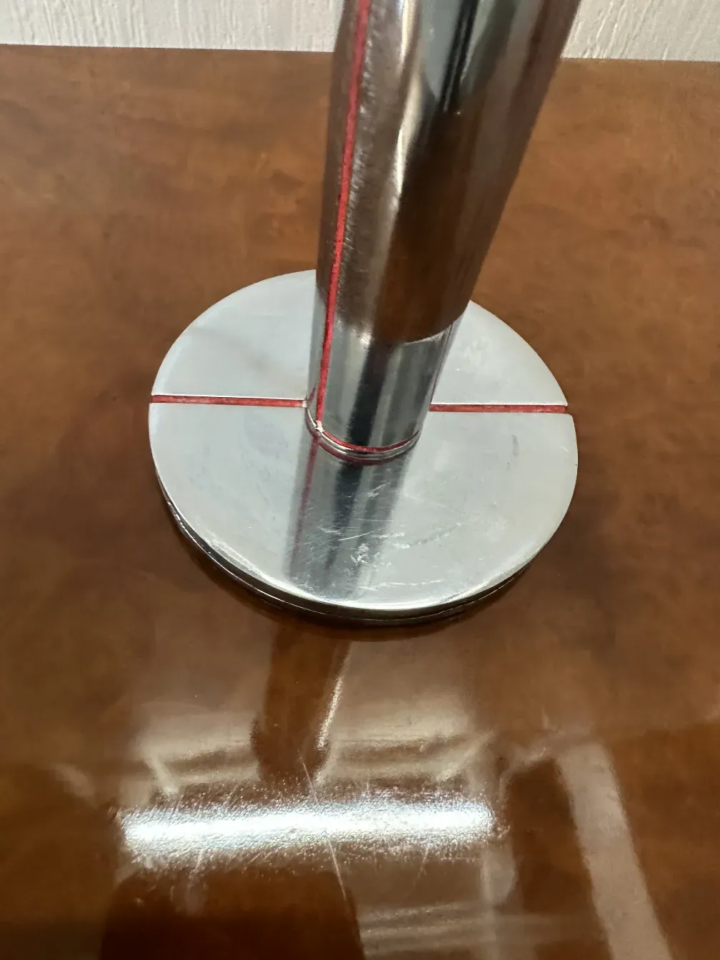 Blick auf 2 antike Kerzenhalter mit runder Basis in einer eleganten Umgebung