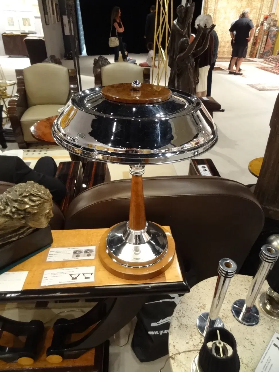 Dos candelabros antiguos en un ambiente elegante