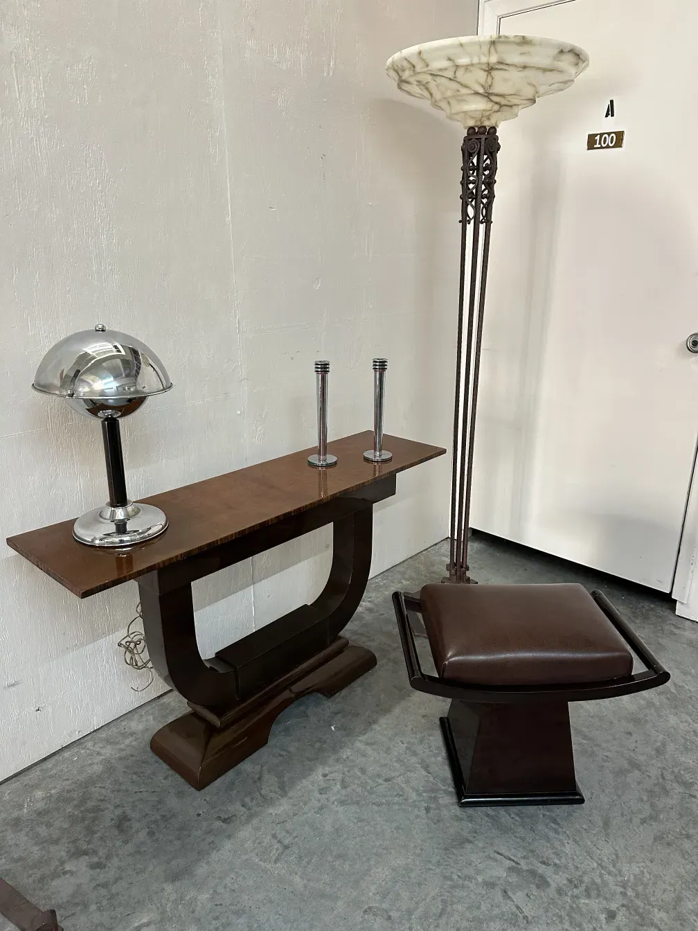 Conjunto de 2 candelabros antiguos, diseño elegante y clásico, perfecto para la decoración.