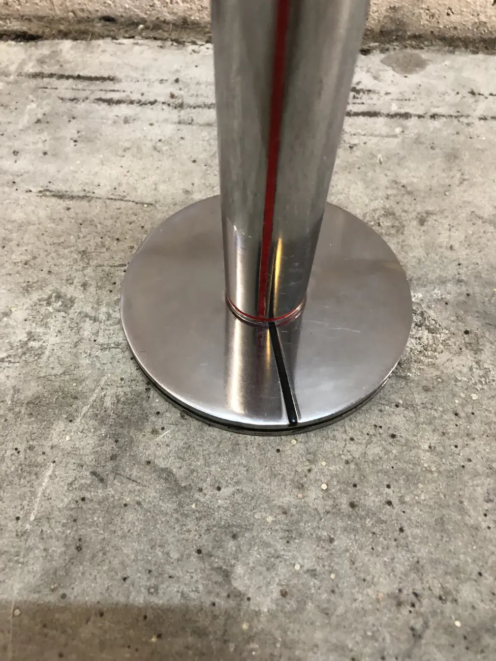 Antike kerzenhalter mit klassischem design auf grauem boden