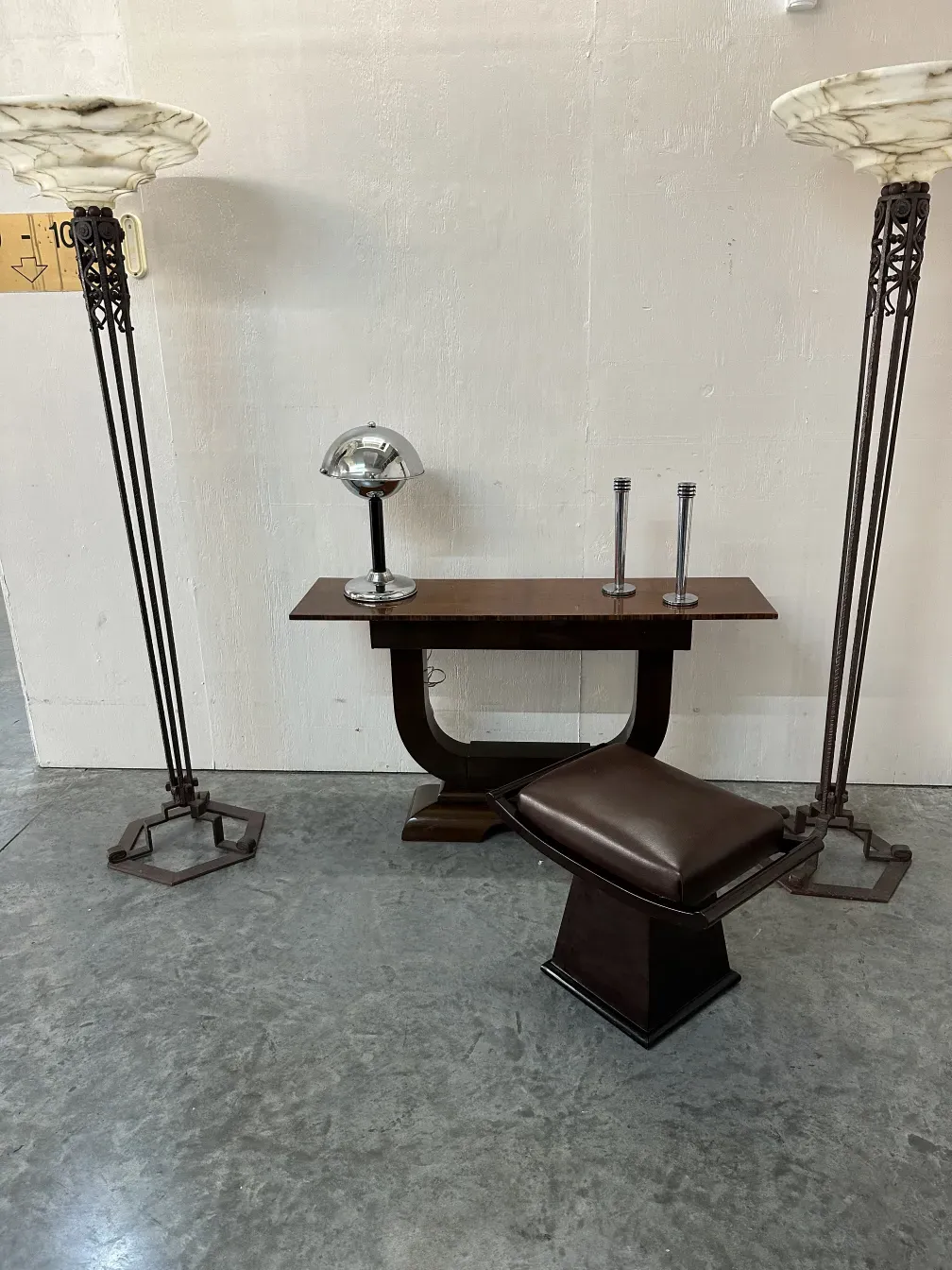 dos candelabros antiguos decorativos con ambiente clásico