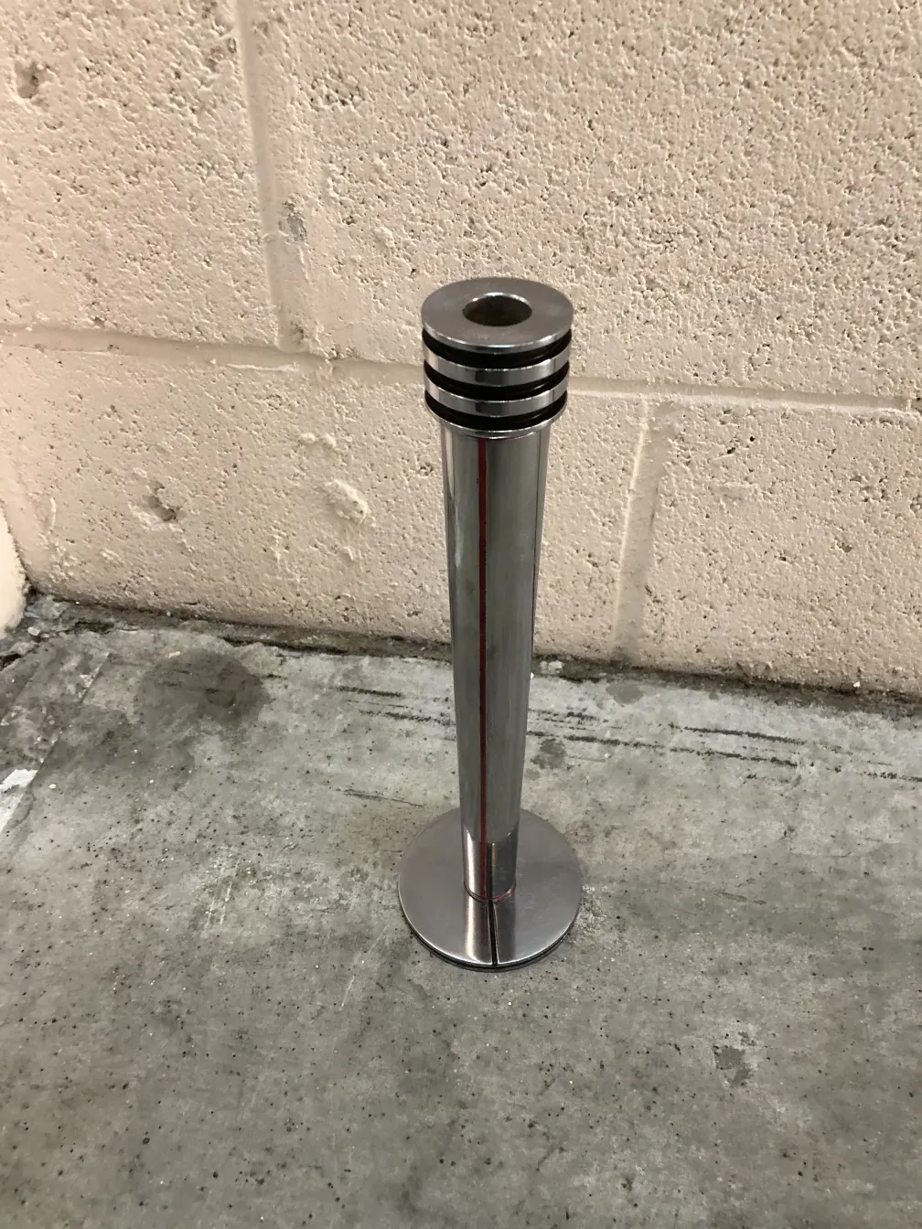 deux candélabres anciens dans un cadre décoratif