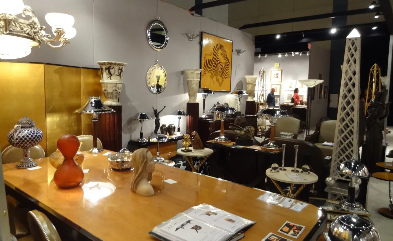 Due candelabri antichi con dettagli decorativi in un ambiente elegante.