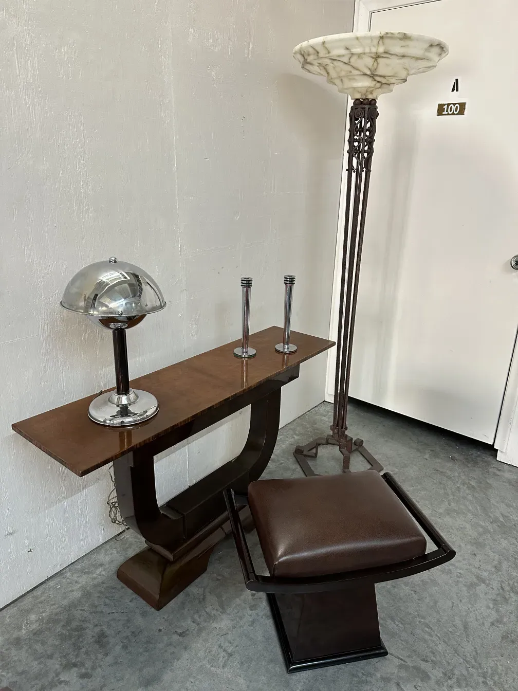 Dos candelabros antiguos en un entorno elegante con muebles.