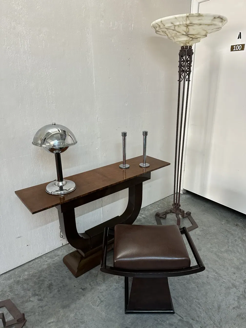 zwei antique kerzenhalter mit elegantem Sockel in einer gemütlichen Umgebung