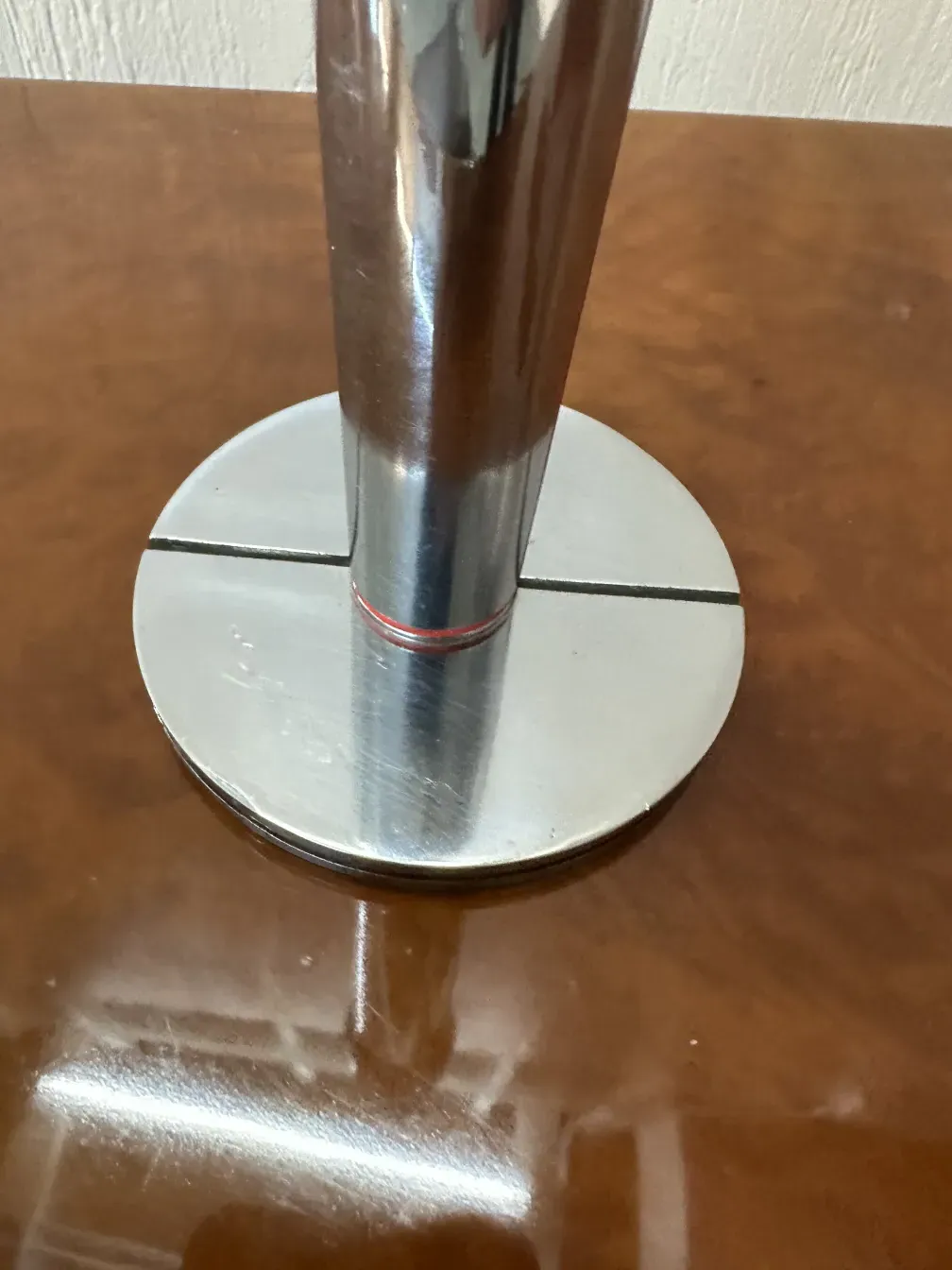 zwei antike Kerzenhalter mit Metallbasis in eleganter Umgebung