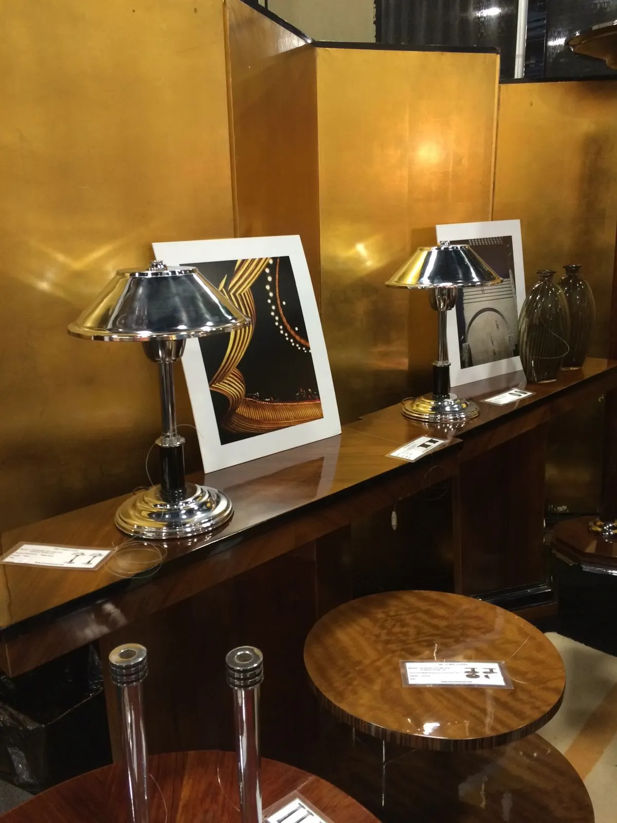 dois castiçais antigos em uma mesa decorativa