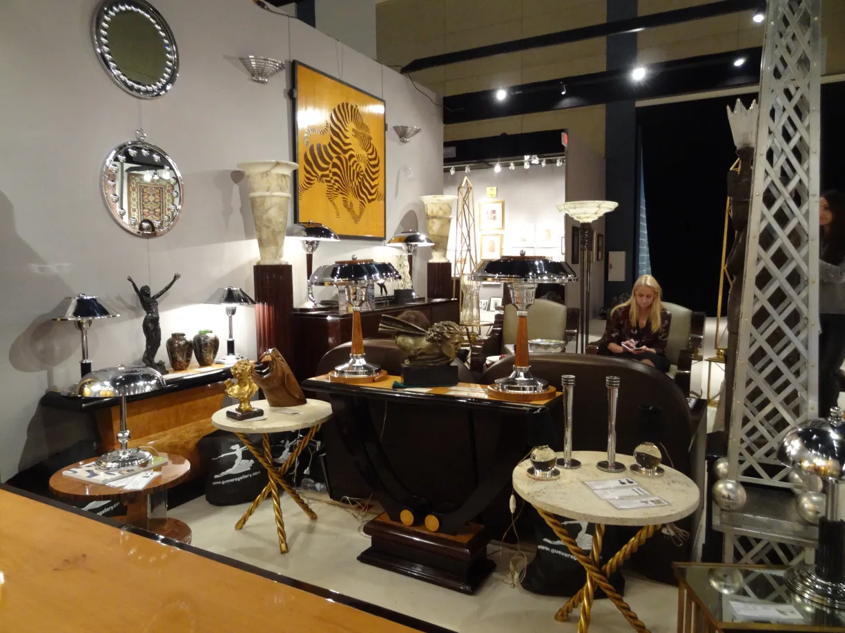 dois castiçais antigos decorativos com base elegante