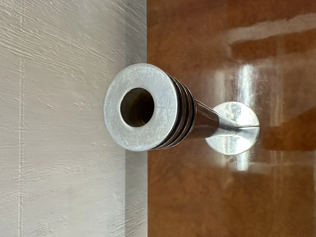 Imagem de dois castiçais antigos em um ambiente decorativo